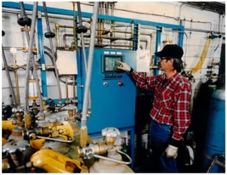 Man using a automated filling system for the filling of straight gases