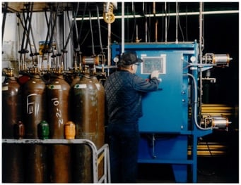 Man filling gas cylinders user a modular palletized filling system